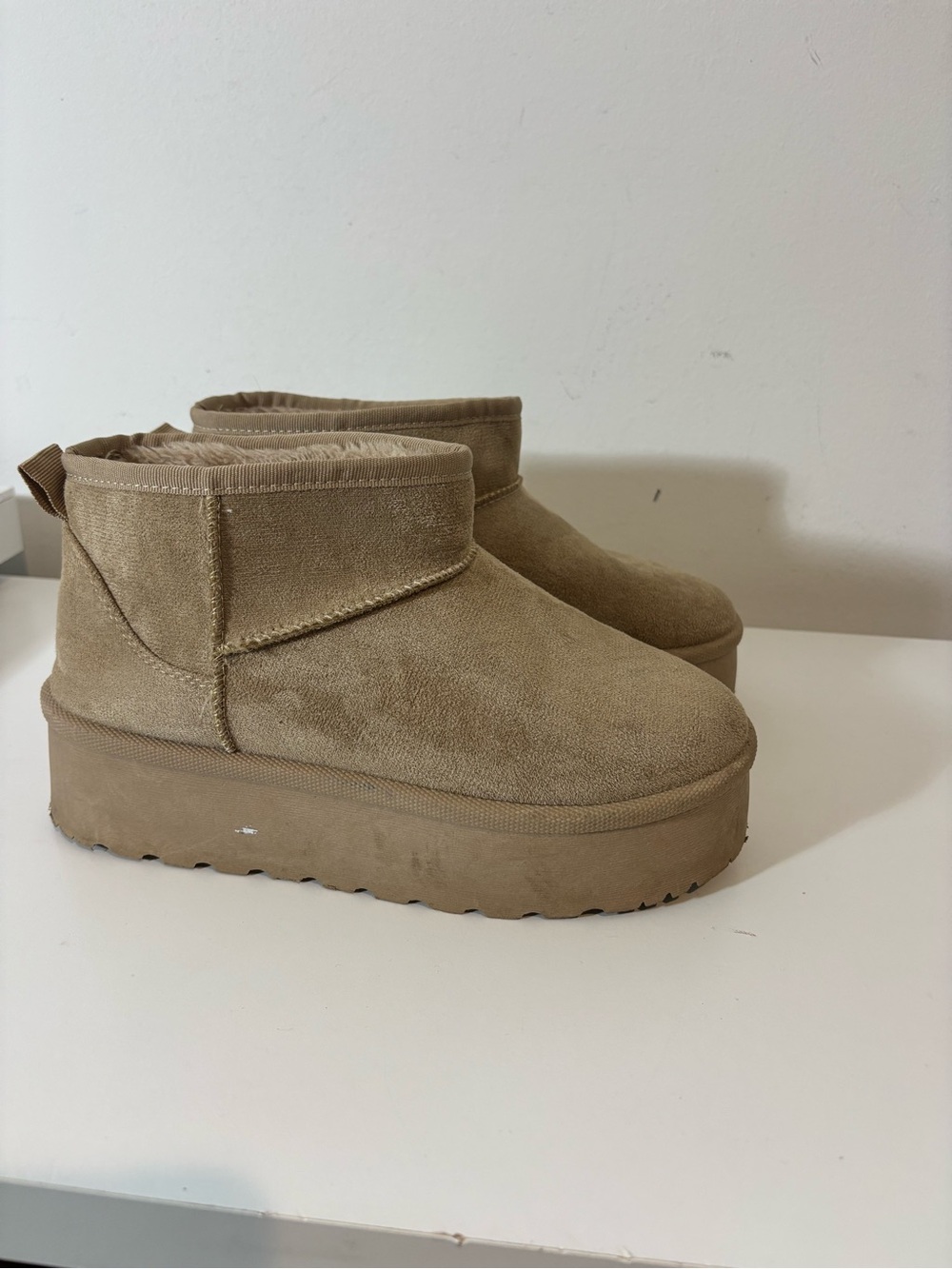 Olivia & Kate Size 8 Low Slung Faux Fur Line Platform Booties Casual Fall